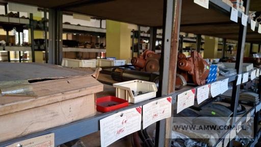 Części samochodowe (AUTOSAN, KAMAZ, UAZ) - pakiet zawierający 149 poz. asort. (wg oddzielnego wykazu), w tym m.in.: czujniki, drzwi prawe, głowica cylindrów, krzyżaki wału napędowego, mechanizm kierowniczy oraz różnicowy, pierścienie, pompa wody, półosie, resory tylne, skrzynia odbioru mocy, tarcze dociskowe sprzęgła, uszczelki, wały napędowe, zawory, zestawy panewek, zwrotnica osi przedniej itp. 